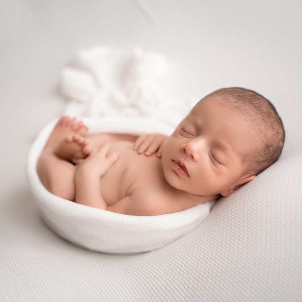 Newborn Photoshoot made in our Pequenas Memórias Commercial Photography Studio. Back Pose